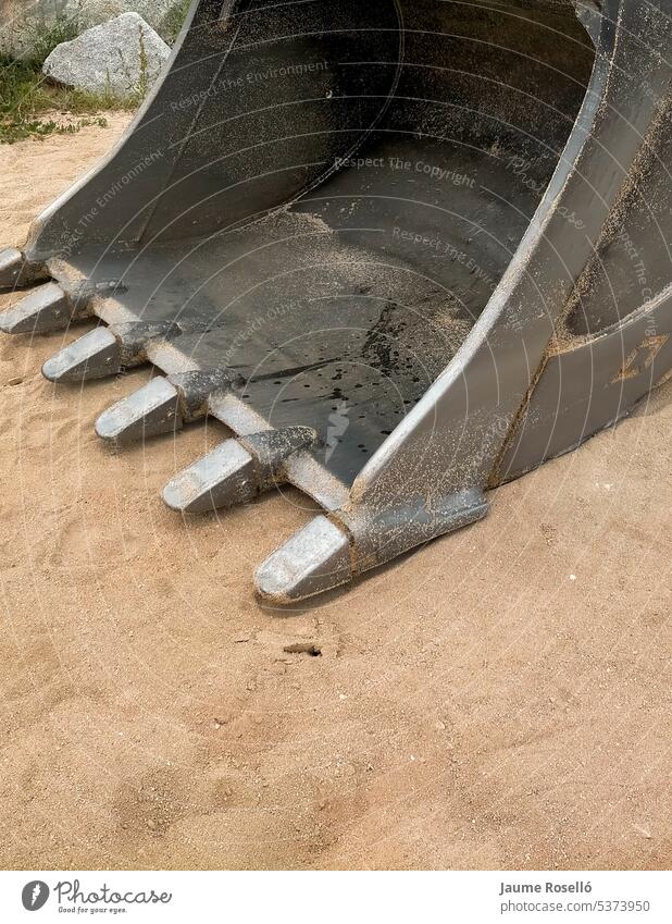 Großer Baggerlöffel im Detail, Nahaufnahme Entwicklung Erde Maschine Fahrzeug bauen schwer industriell Arbeit Lader Straße im Freien Industrie Weg hydraulisch