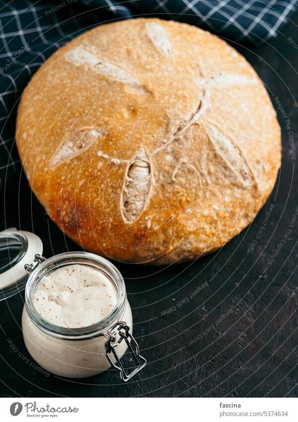 Rundes Weizensauerteigbrot, Kopierraum, vertikal Anlasser Sauerteig Sauerteigbrot Textfreiraum selbstgebackenes Brot Brotbacken Weizenbrot rund Herstellung