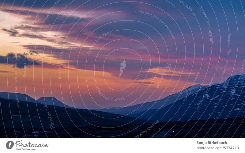 Mitternachtssonne Islandreise Sommer isländisch Straße Nacht Schotterstraße f Straße Himmel purpur orange Berge Landschaft rot Schnee Dunkelheit nordisch reisen