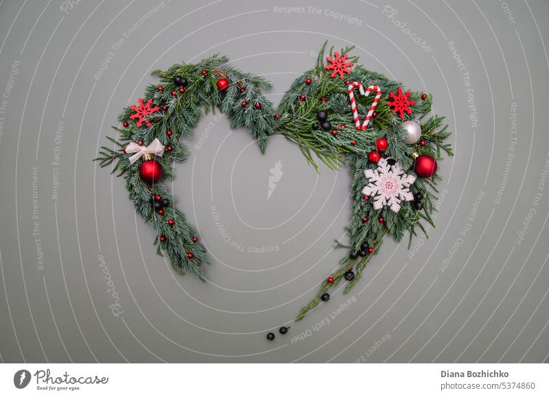 Weihnachten Komposition. Herz-Symbol von Kiefer, Zypresse, Thuja Zweige Zweige, Kugeln, Beeren und Holz Dekorationen gemacht. Weihnachten, Winter, Neujahr Konzept. Flachlage, Draufsicht, Kopierraum