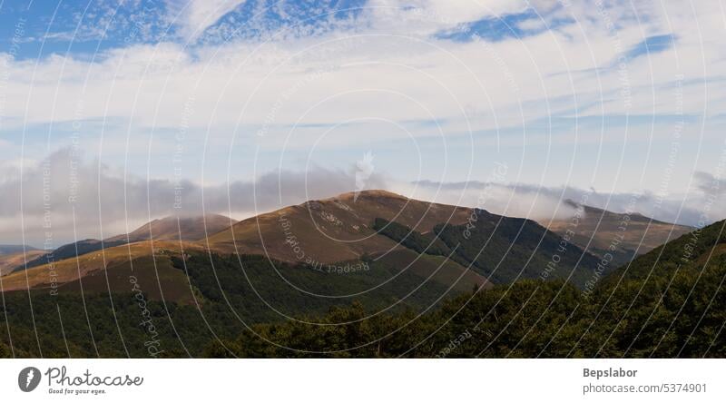 Berglandschaft am Jakobsweg. Französisch Pyrenäen Hügel Landschaft malerisch Frankreich grün Natur Himmel ländlich Cloud Tal Gipfel wandern Pilgerfahrt