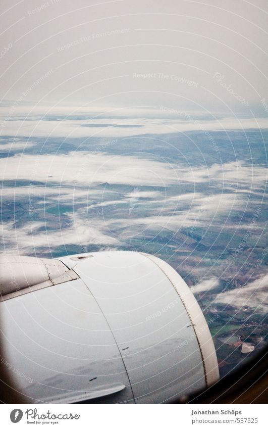 eher Trüb Luft Erde Himmel Horizont Herbst Wetter schlechtes Wetter Nebel Regen trist Flugzeug Luftverkehr fliegen fliegend Triebwerke Wolken Wolkendecke