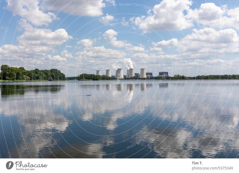 Blick übers Wasser zum Kohlekraftwerk Himmel Reflexion & Spiegelung Wolken Umwelt Teich Kühltürme Jänschwalde Lausitz Sommer Außenaufnahme Menschenleer Farbfoto