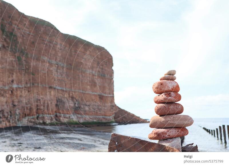 Steintürmchen am Rande der roten Felsen von Helgoland Steine roter Felsen rote Steine Wasser Nordsee Nordseeinsel Hochseeinsel Strand Himmel Natur Außenaufnahme