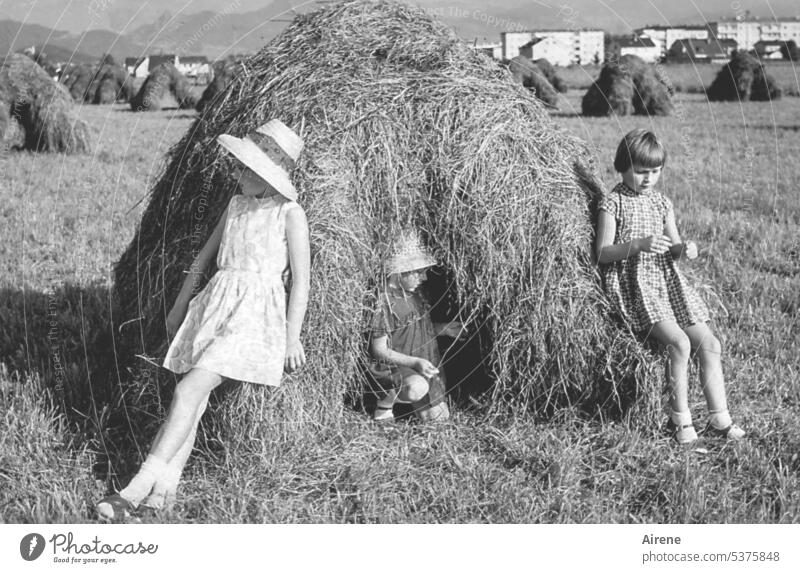 Heumandln und Heumadln Kinder Mädchen retro Heumännchen Heuernte trocknen schwarzweiß Spiel Wiese Landschaft Sommer ländlich Gras Bauernhof Ackerbau Stroh