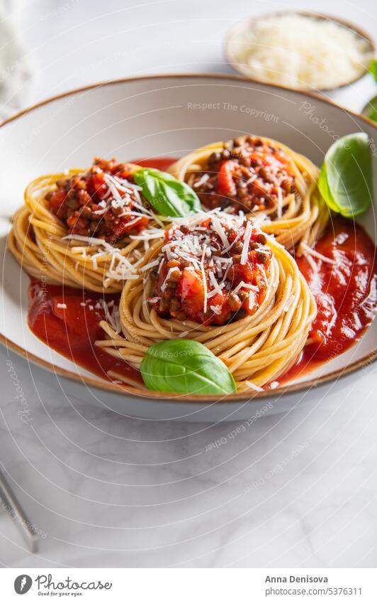 Vegane Linsen-Bolognese Spaghetti Veganer vegane Bolognese Tomate Spätzle Lebensmittel Abendessen Italienisch Basilikum Vegetarier Teller Mittagessen Mahlzeit