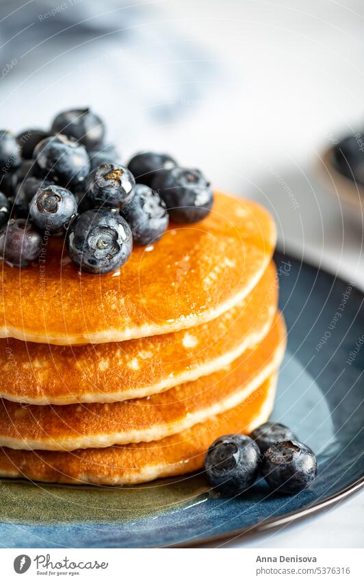 Hausgemachte amerikanische Pfannkuchen Amerikaner Blaubeeren Ahorn Frühstück Stapel Teller Liebling Haufen Beeren Lebensmittel Mahlzeit frisch süß Dessert