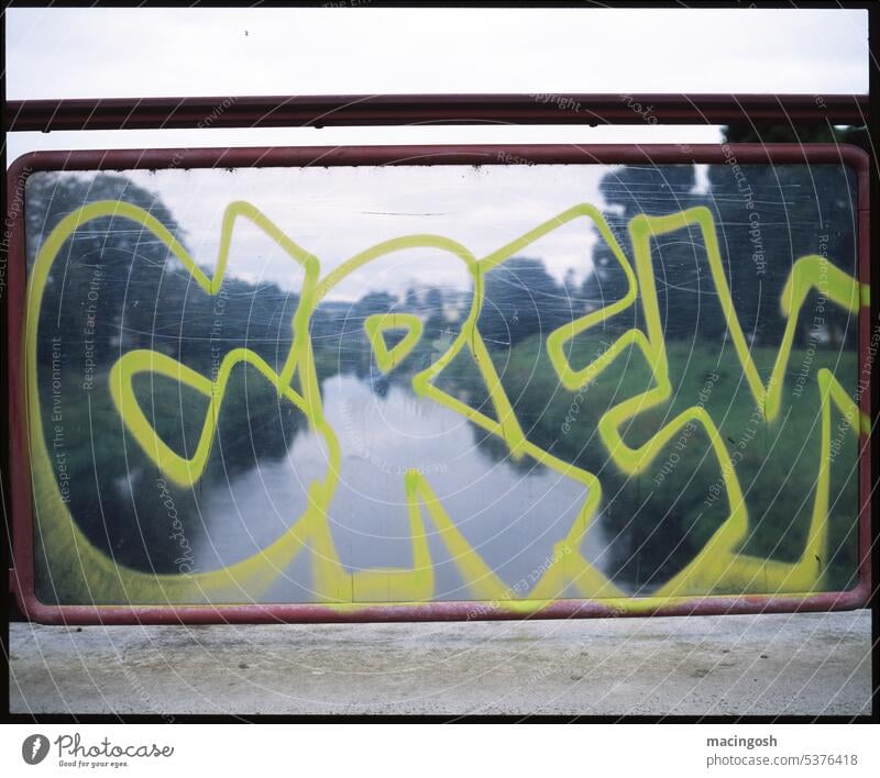 Graffito auf einer Glasscheibe Brückengeländer Fußgängerübergang Menschenleer Außenaufnahme Bauwerk Farbfoto Verkehrswege Wege & Pfade Brückenkonstruktion