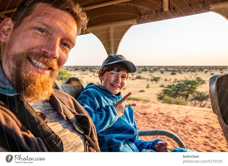 weggeschichten Kind Kindheit Sohn Wildnis beobachten Afrika Namibia Safari Abenteuer Ferien & Urlaub & Reisen Fernweh fantastisch Landschaft besonders Auto