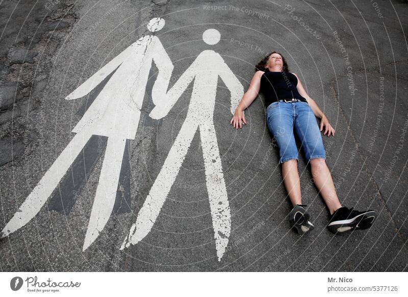 anhängsel und gretel Hand in Hand Figur an den Händen halten Fußgänger Asphalt Straße Männchen Bodenbelag Fußgängerübergang Verkehrswege Symbol Trio Piktogramm