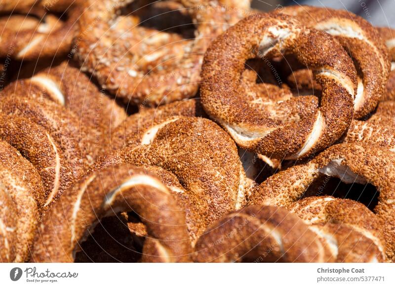 Stapel von Simits zu verkaufen Nahaufnahme Türkischer Sesam-Brot-Ring Marktstand Truthahn türkische Küche türkische Kultur Food-Fotografie Einzelhandels-Display