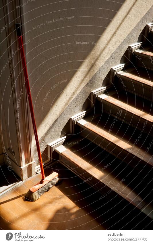 Besen auf der Treppe absatz abstieg abwärts altbau aufstieg aufwärts fenster geländer haus mehrfamilienhaus menschenleer mietshaus stufe textfreiraum treppe