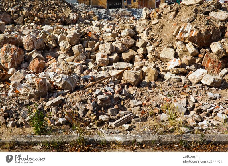 Bauschutt Hochbau abbau abriss bagger baugerüst baugewerbe bauindustrie bauschutt baustelle drehkran froschperspektive gebäude gerüstbau gewerk himmel