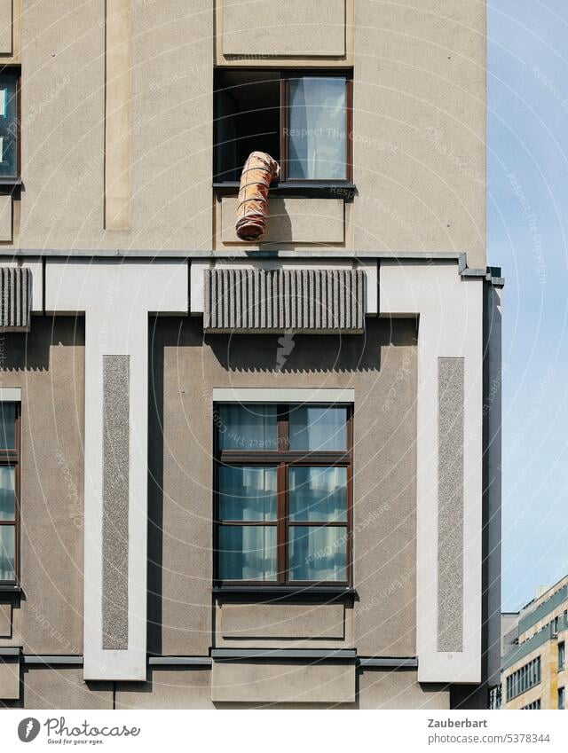 Schlauch ragt wie ein Rüssel aus dem Fenster, postmoderne Fassade Penis Baustelle Klimaanlage Lüftung Entlüftung Entsorgung hängen Belüftung Assoziation lustig