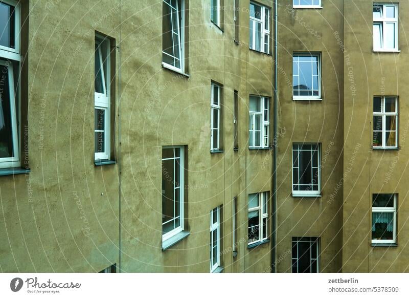 Blick aus dem Fenster altbau außen brandmauer fassade fenster haus himmel himmelblau hinterhaus hinterhof innenhof innenstadt kiez mehrfamilienhaus menschenleer