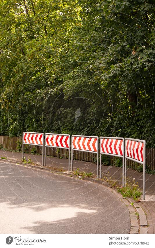 Straßenkurve mit Pfeilen nach links Kurve Richtungswechsel Links Schilder & Markierungen Wege & Pfade Orientierung abbiegen Empfehlung Zeichen Navigation