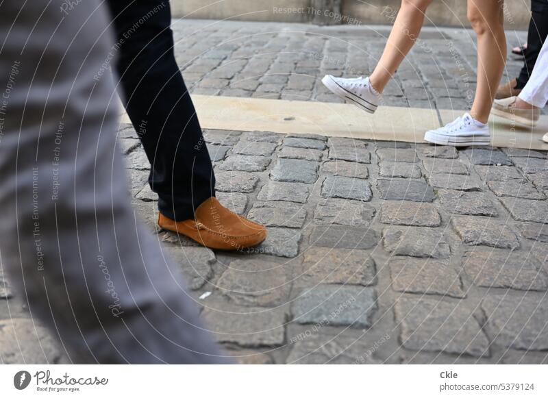 Fußgänger Läufer Schuhe Beine Füße Gehweg Kopfsteinpflaster Troittor Stadt Begegnung Lauf Straße Wege & Pfade Verkehrswege Mode Bürgersteig Straßenbelag