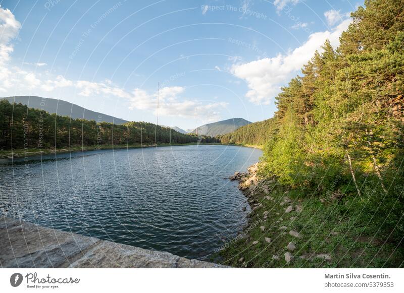 Engolasters See in den Pyrenäen in Andorra. Hintergrund schön blau wolkig kalt Ausflugsziel lager engolasters engordany Umwelt escaldes Europa Europäer Wald