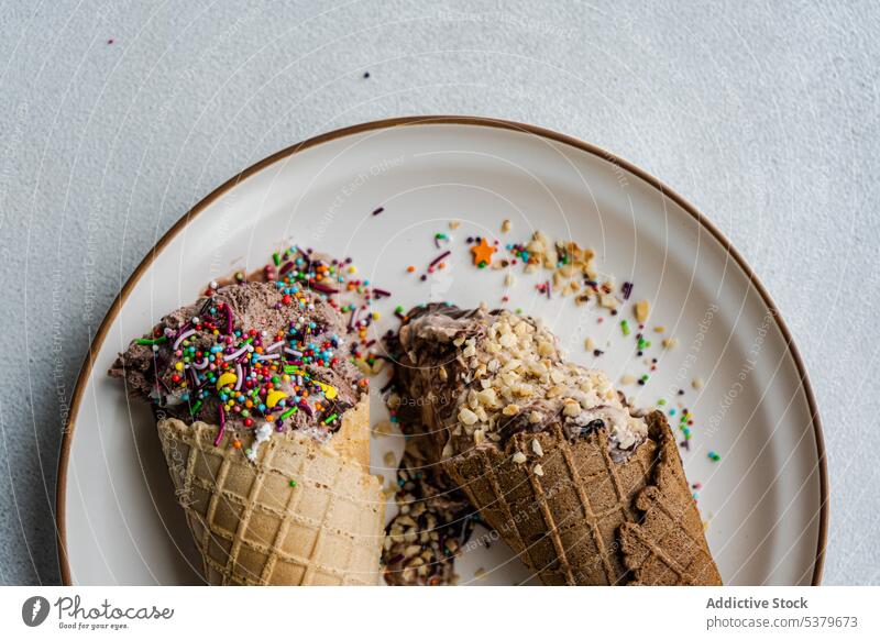 Waffelhütchen mit Eiscreme Mandel bestäuben Sortiment Schokolade Kaffee Muttern kalt Zapfen Dessert essen Lebensmittel Feinschmecker grau selbstgemacht