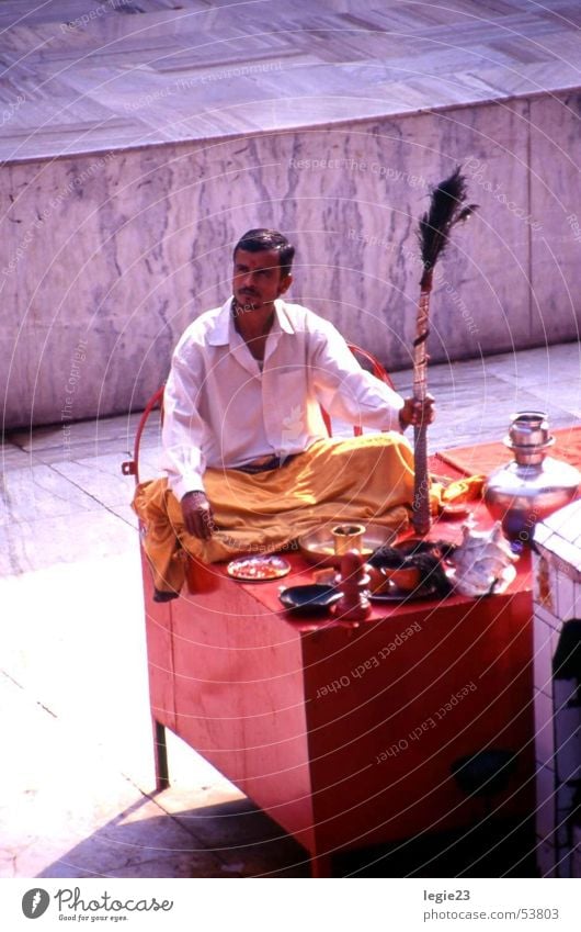 Der Rote Tempel von Varanasi rot Indien