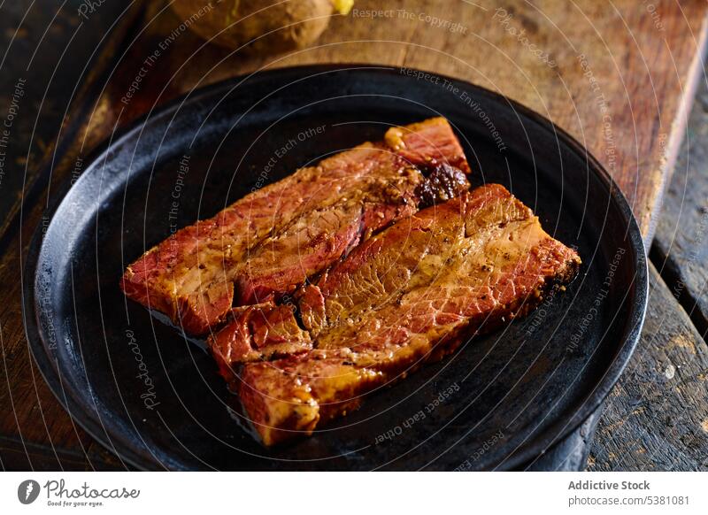 Leckere gebratene Schweinerippchen auf einem Teller Rippe Fleisch Schweinefleisch grillen Holzplatte Lebensmittel lecker Barbecue Fett Küche ecuadorianisch