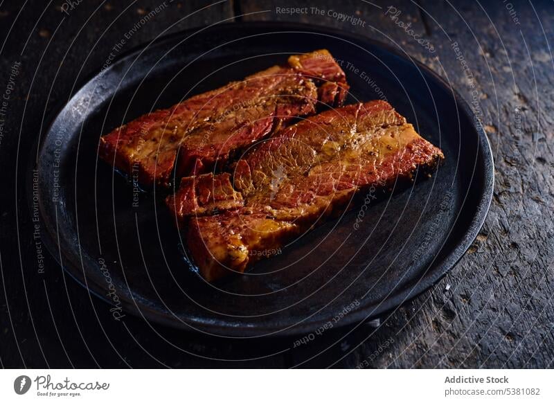 Leckere gebratene Schweinerippchen auf einem Teller Rippe Fleisch Schweinefleisch grillen Holzplatte Lebensmittel lecker Barbecue Fett Küche ecuadorianisch