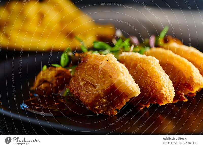 Appetitliches paniertes Fleisch, garniert mit Sauce Snack Tradition Food-Fotografie lecker gebraten Pilz Saucen Fett Garnierung Portion Kraut Kochen appetitlich