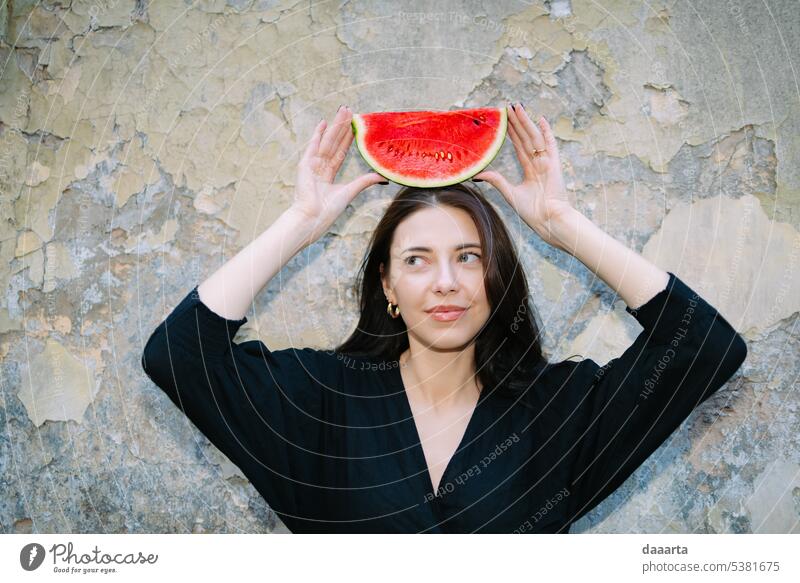 Weihnachtsmann Lachende Wassermelone Frau Glück lange Haare sehr charmant Nagellack Augenkontakt Sonnenlicht echte Menschen Wärme feminin freudig wirklich