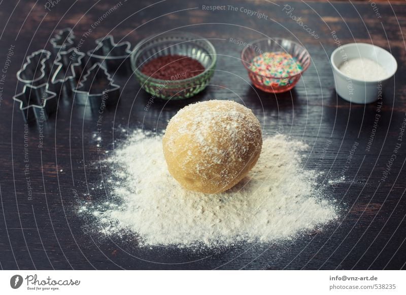 Plätzchen Setup2 Lebensmittel Teigwaren Backwaren Feste & Feiern Weihnachten & Advent weiß Schalen & Schüsseln Streusel Tisch Holz Farbfoto Innenaufnahme