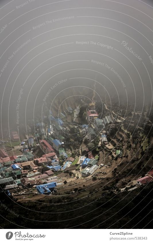 Blickfeld Landschaft Nebel Berge u. Gebirge Namche Bazar Dorf Kleinstadt Haus Dach dunkel Nepal Himalaya Eyecatcher Bildausschnitt Farbfoto Außenaufnahme Tag