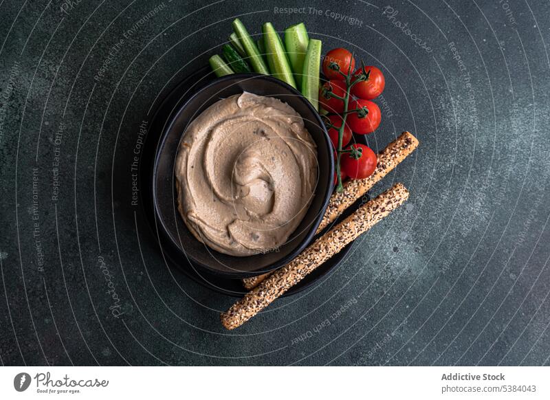 Hummus und Gemüse in einer Schale serviert Brotstange Möhre Kirschtomate Küche Abendessen Speise Lebensmittel Gesundheit hebräisch Israel Mittagessen Erdöl