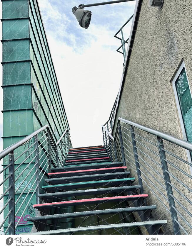 Froschperspektive | Bunte Himmelstreppe Treppe blauer Himmel Wolken Stahl Gitter bunt pastell Grünspan Architektur Gebäude Haus Fenster Wand türkis Geländer