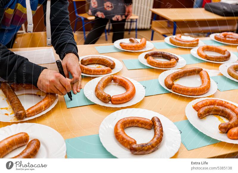 Die besten Würste werden von einer Jury bewertet begutachten gewichten backen Barbecue Bratwurst Konkurrenz Wettbewerb gekocht lecker heimisch essen essbar