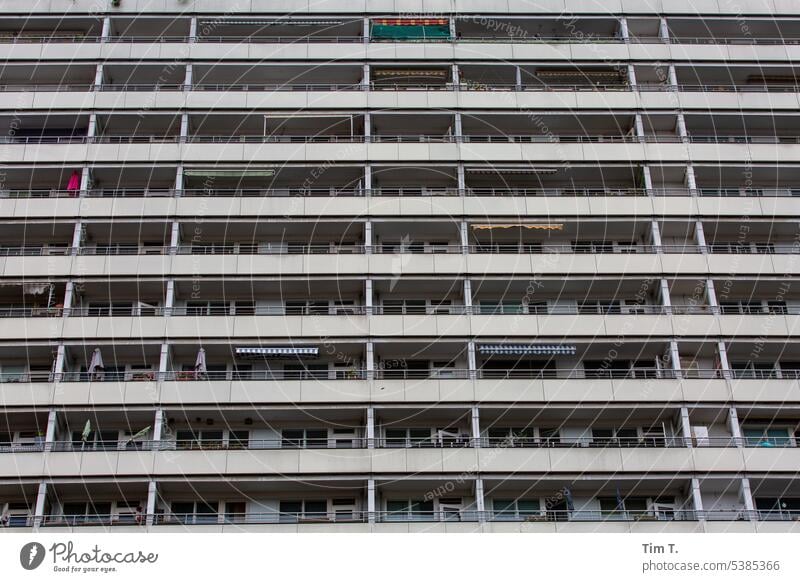 Plattenbaubalkone Berlin Balkon Mitte Architektur Fassade Haus Hochhaus Gebäude Stadt Fenster Menschenleer Außenaufnahme Hauptstadt Bauwerk Tag DDR Neubau Beton