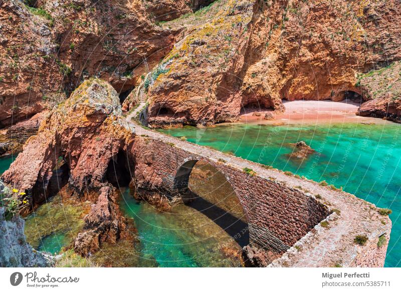 Detail der Straße und der Bogenbrücke, die den Zugang zur Festung Berlengas ermöglichen, Portugal. Weg Fort Berlenga-Inseln st. johannes der täufer peniche