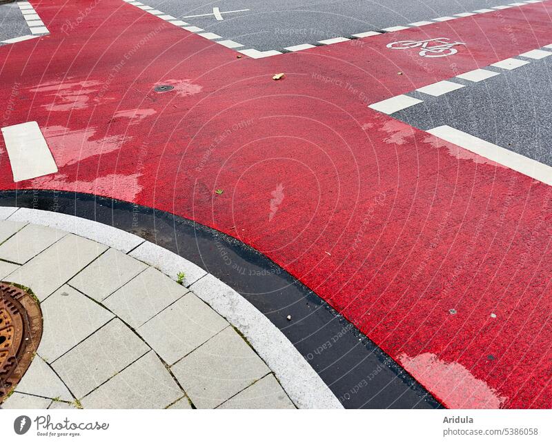 Straßenkreuzung mit neuem roten Radweg Fahrrad Fahrradweg Fahrradstraße Asphalt Ecke Kreuzung Markierung Straßenverkehr Sicherheit schwarz weiß Linien Stadt