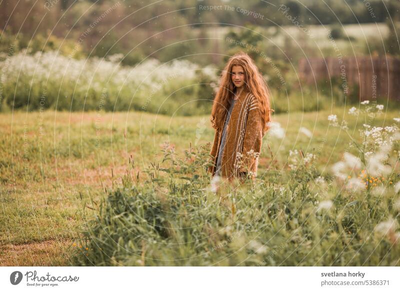 Rothaariges Mädchen auf dem Feld rot Lächeln schön lange Haare natürlich Model Porträt jung natürliche Farbe Blume hübsch Schönheit Gesundheit Gesicht waldorf