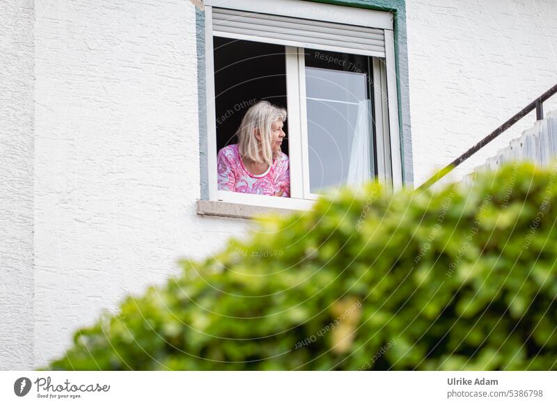 Mainfux | Seniorin schaut aus dem Fenster nach dem Rechten lebensfroh seniorin Oberkörper langhaarig grauhaarig Freundlichkeit natürlich feminin rausschauen