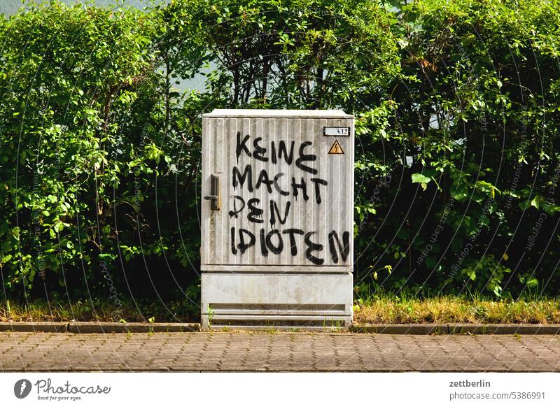 Keine Macht den Idioten stadt städteurlaub tourismus sloagn sprayer gesprayt politik macht drohung warnung slogan keine macht den idioten machtpolitik tagg