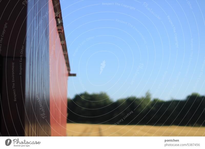 teil eines roten carports vor einem feld holz landwirtschaft getreide getreidefeld Getreide Nutzpflanze Kornfeld Außenaufnahme Landschaft Wachstum Ernährung