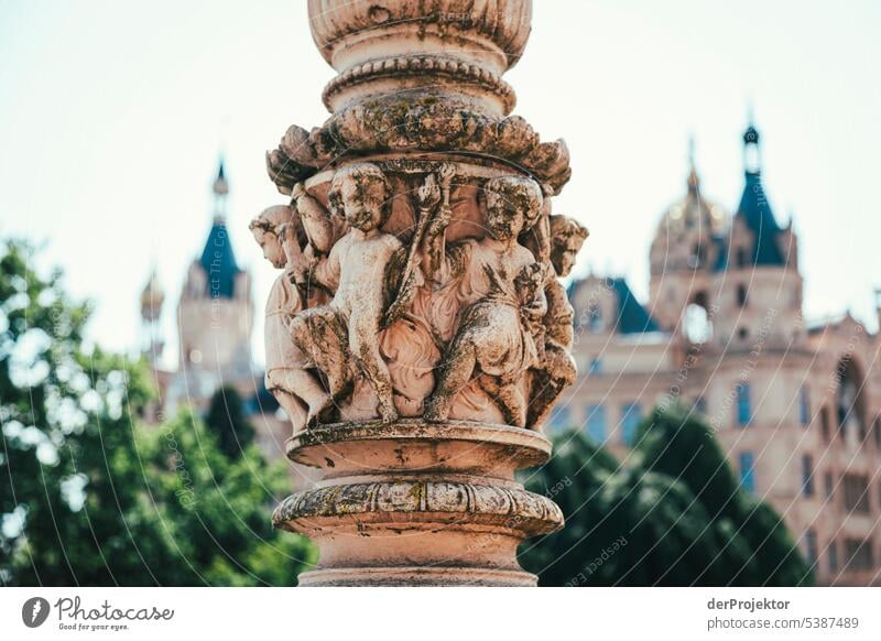 Säule mit Schweriner Stadtschloss im Hintergrund Schweriner See Schweriner Schloß historisch Schweriner Schloss Landeshauptstadt Deutschland Hauptstadt Altstadt