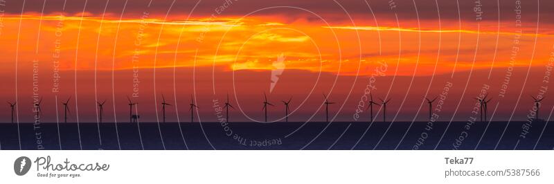 Wasser-Wind-Kraft wasser nordsee windrad windturbine panorama wellen sonnenuntergang winpark grüne energie strom