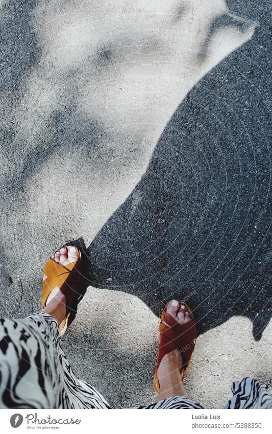 Ich, mit Wind von hinten Frau Kleid Schatten Außenaufnahme feminin Rock schwarzweiß sw Füße Sandalen Sommer Sonne sommerlich unterwegs gehen stehen Silhouette