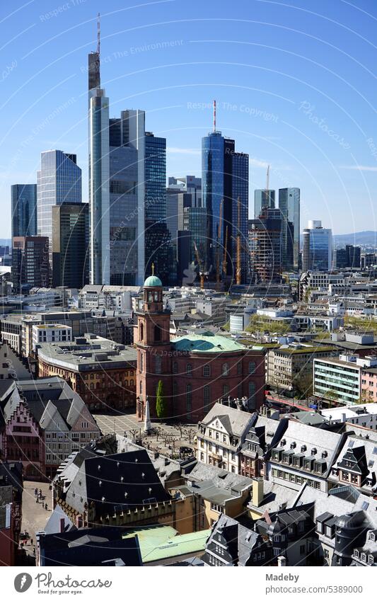 Blick vom Turm des Dom auf Altstadt, Paulskirche und die Skyline im Sommer vor blauem Himmel im Sonnenschein in Frankfurt am Main in Hessen orientierungspunkt