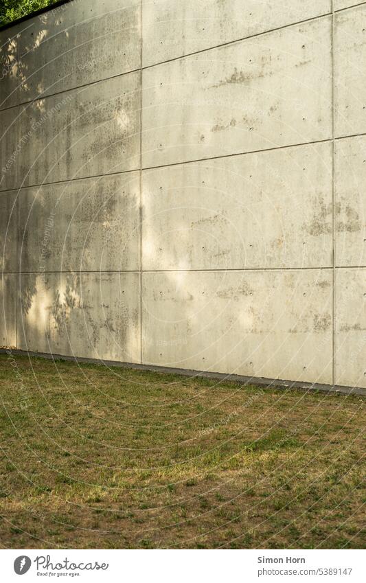 Mauer aus Beton Barriere Grenze Ausgrenzung bedrohlich gefangen Freiheit Begrenzung Gefängnis Trennung Verbote Schutz Angst Flucht Justizvollzugsanstalt