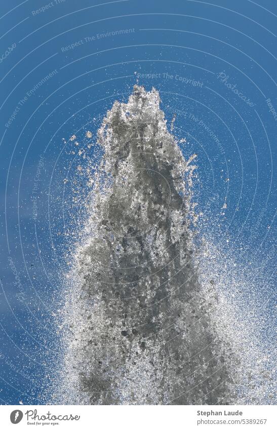 Der obere Bereich einer Fontäne in einem Park vor blauem Himmel Springbrunnen Wasser sonnig glitzernd Spritzer Tropfen Erfrischung Wassertropfen silber