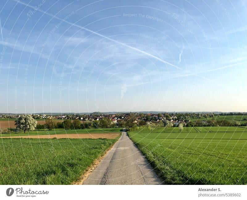 Feldweg mit Blick auf Korntal-Münchingen Felder Äcker Dorf Landwirtschaft Ackerbau Nutzpflanze Panorama (Aussicht) Wege & Pfade Straße