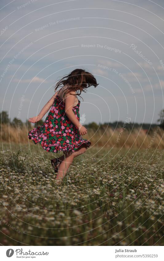 flieg wie der wind Mädchen Kleid Tanzen drehen fliegen Blumenwiese Sommer hochsommer Kamille Blüte Kamillenblüten Wolken Himmel Kindheit Freiheit draußen