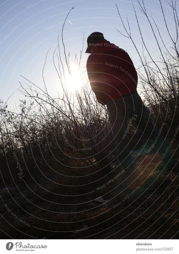 pinkelpause Sonne Mensch Mann Erwachsene Jugendliche Rücken Umwelt Himmel Sträucher Autobahn Einsamkeit Pause Pinkler müssen stoppen dringend Verweigerer