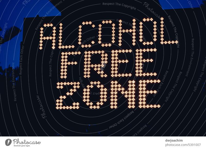 ALCOHOL FREE ZONE Schilder & Markierungen Zeichen Menschenleer Außenaufnahme Farbfoto Schriftzeichen Nahaufnahme Detailaufnahme Buchstaben Warnschild